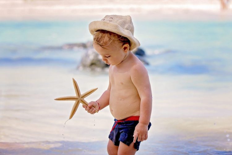 Jongetje op strand