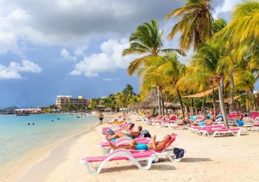 Strand overkant Dolphin Suites op Curacao